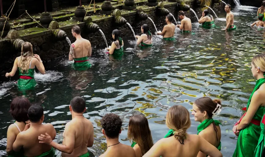 Pura Tirta Empul Melukat di Air Suci